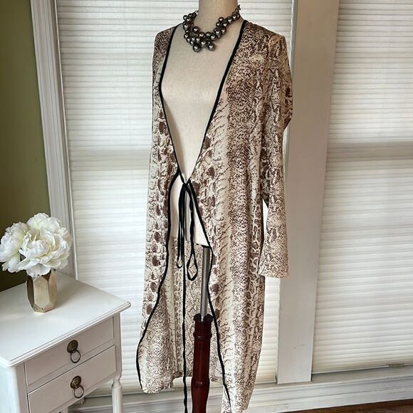 PrettylLittleThing Women’s 4 animal print tie front flowing cardigan NWT - Picture 14 of 16